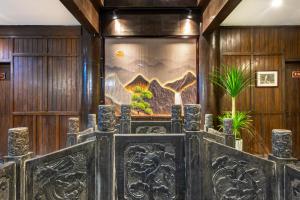 a lobby with wooden walls and a large aquarium at Huangshan Chuyuyuan Manju Homestay in Huangshan