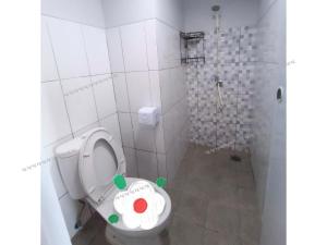 Ένα μπάνιο στο Comfortable Studio with City View Balcony - Mahata Margonda