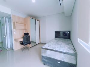 Ένα ή περισσότερα κρεβάτια σε δωμάτιο στο Comfortable Studio with City View Balcony - Mahata Margonda