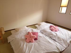 川越の家夜風 小江戸観光に最適 川越市駅5分 庭付き新築一軒家 Bbq可 最大12名 駐車場2台小型車のみ客房内的一张或多张床位
