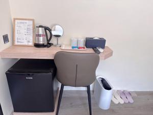 a desk with a chair and a coffee maker on it at 星輝旅宿 MS Hotel 一中館 in Taichung