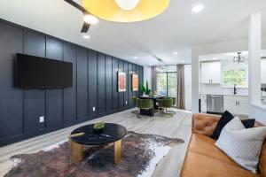 una sala de estar con un sofá y una mesa en Cozy 3 Bedroom Haven, en Decatur