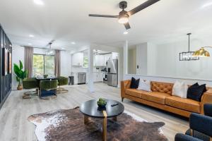 una sala de estar con un sofá y una mesa en Cozy 3 Bedroom Haven, en Decatur