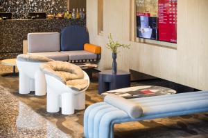 Arthur Hotel Luogang Xiangang Metro Guangzhou-Free Breakfast and Free Afternoon Teaにあるシーティングエリア