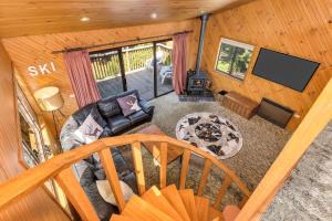 Χώρος καθιστικού στο Whispering Pines 4