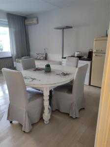 Fotografie z fotogalerie ubytování Wunderschönes Apartment direkt am See, Bissone bei Lugano/Tessin v destinaci Bissone