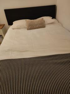 Postel nebo postele na pokoji v ubytování Wunderschönes Apartment direkt am See, Bissone bei Lugano/Tessin
