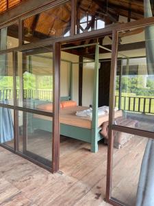 Zimmer mit 2 Etagenbetten in einem Haus in der Unterkunft Dalasone Pool Villa with Stunning Mountain View in Vang Vieng