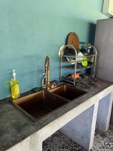 eine Küchentheke mit Spüle in der Küche in der Unterkunft Dalasone Pool Villa with Stunning Mountain View in Vang Vieng + 14 Fotos