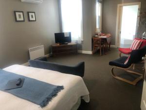 Athelstane Hotel客房内的一张或多张床位