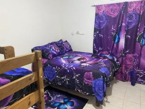 Voodi või voodid majutusasutuse Multiple Holiday Rooms in Port Morant St Thomas Jamaica toas