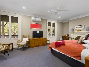 Athelstane Hotel的电视和/或娱乐中心