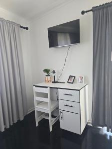 uma secretária branca com um candeeiro em cima em Majhiya on Ferndale apt em Gqeberha mais 1 fotografia