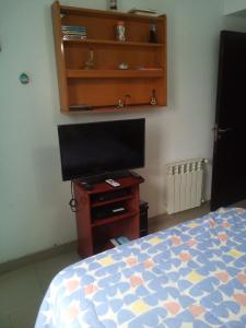 1 dormitorio con 1 cama y TV de pantalla plana en Salta,Departamento Para Visitar la Virgen Del Cerro o Viaje De Placer en Salta