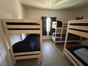 ロサンゼルスにあるLos Angeles Cozy Vibeの二段ベッド3台と窓のある部屋