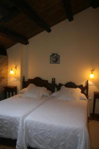 Postel nebo postele na pokoji v ubytování Apartamentos Rurales El Palacio de Doiras