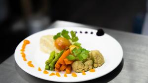 Makanan di atau berdekatan hotel