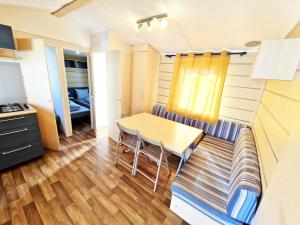 Kuchyň nebo kuchyňský kout v ubytování Traumhaftes Camping Urlaubshaus