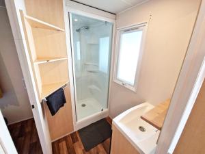 Koupelna v ubytování Traumhaftes Camping Urlaubshaus + 6 fotografií