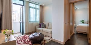 Postel nebo postele na pokoji v ubytování Fraser Suites Singapore