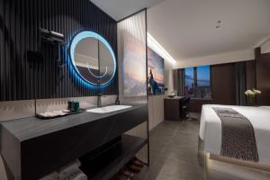 Postel nebo postele na pokoji v ubytování ENJI S Shancheng Designer Hotel