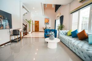 ein Wohnzimmer mit Sofa und Tisch in der Unterkunft 906 Bangkok City Center Single Pool Villa BTS Asok 5 Bedrooms 6 Bathrooms in Bangkok