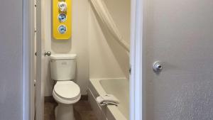 Koupelna v ubytování Motel 6-Waterloo, IA