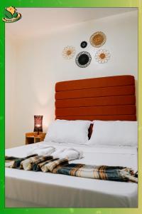 Postel nebo postele na pokoji v ubytování Richkizz Nature-Inspired Stay, Ideal for Solo & Couple Travelers