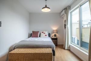 Postel nebo postele na pokoji v ubytování GO FINE 天下茶屋 brown