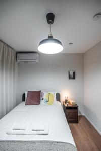 Postel nebo postele na pokoji v ubytování GO FINE 天下茶屋 brown