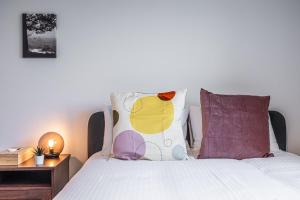 Postel nebo postele na pokoji v ubytování GO FINE 天下茶屋 brown