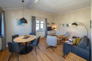 ein Wohnzimmer mit einer Couch und einem Tisch und Stühlen in der Unterkunft Villa Seerose - Appartement 11 in Ostseebad Sellin