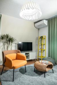 TV a/nebo společenská místnost v ubytování GO FINE 天下茶屋 brown