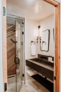 Koupelna v ubytování Haute Haus Aframe in Alma Colorado + 39 fotografií