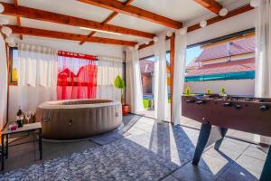 un ampio bagno con vasca e tavolo da biliardo di Timber Cottage With Pool - Happy Rentals a Zasadbreg
