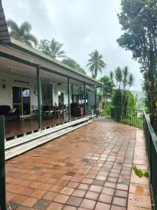 Rõdu või terrass majutusasutuses Daintree Riverview Lodges