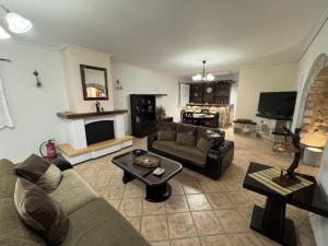 Una televisión o centro de entretenimiento en Villa Iris