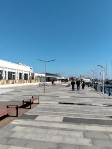 a boardwalk with benches and street lights and buildings at Studioul vacanțelor din Saturn 2 in Saturn