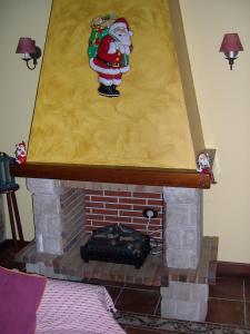 una chimenea con un Santa Claus encima en Villa Caya, en La Orotava