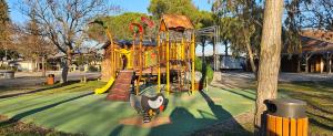 un patio de recreo con un tobogán en un parque en mobil-home 43, en La Roque-d'Anthéron