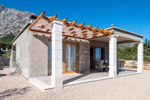 Nespecifikovaný výhled na hory nebo výhled na hory při pohledu z prázdninového domu