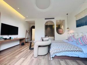 Xishuangbanna Verdant House Resort Hotel TV 또는 엔터테인먼트 센터