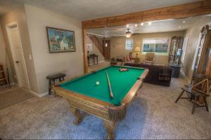 un soggiorno con un tavolo da biliardo di Corner Pocket Chalet home a South Lake Tahoe