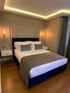ein Schlafzimmer mit einem großen Bett mit zwei Kissen in der Unterkunft Ozkaya Apartments Galata in Istanbul + 7 Fotos