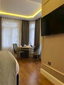 ein Hotelzimmer mit einem Bett und einem Tisch mit Stühlen in der Unterkunft Ozkaya Apartments Galata in Istanbul