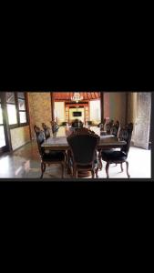 une grande salle à manger avec une longue table et des chaises dans l'établissement Villa Honai Bali, à Marga