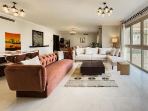 ein Wohnzimmer mit Sofa und Tisch in der Unterkunft Sunny Cairo City Center l Serviced l Golf l Pool l Gym l 2 in Kairo