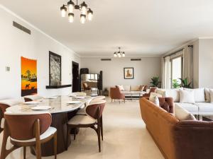 ein Wohnzimmer mit Tisch und Couch in der Unterkunft Sunny Cairo City Center l Serviced l Golf l Pool l Gym l 2 in Kairo