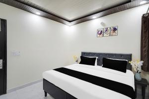 Postel nebo postele na pokoji v ubytování Super Collection O Nirman Vihar + 23 fotografií