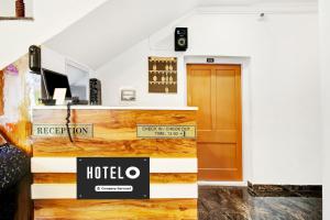una hall con un cartello dell'hotel e una porta di Collection O Dal Lake a Srinagar